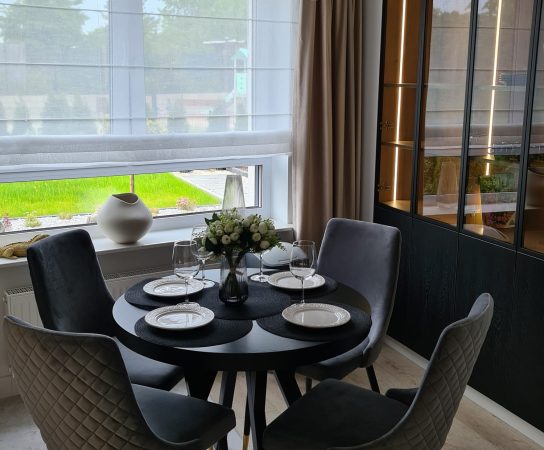 Small dining space with round table and glamour chairs - Modern apartment interior design in Warsaw